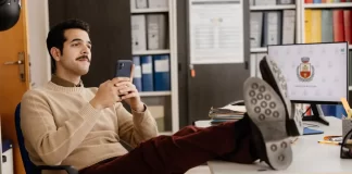 Uno dei fratelli Sansone nel film E poi si vede.