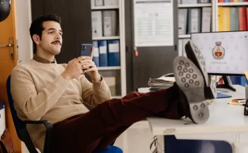 Fratelli a Castello: iniziano le riprese della nuova serie Netflix dei Sansoni Uno dei fratelli Sansone nel film E poi si vede.