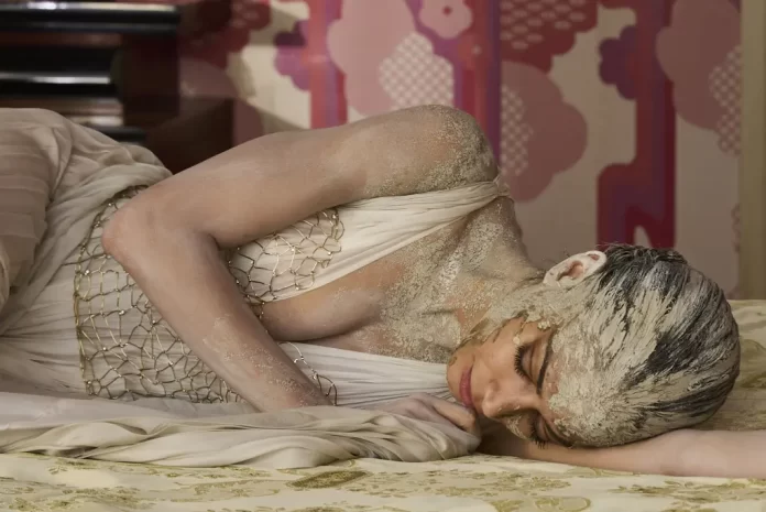 Elodie nel thriller Gioco Pericoloso.