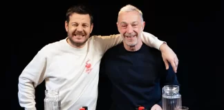 Alessandro Cattelan e Linus nel programma Hot Ones.