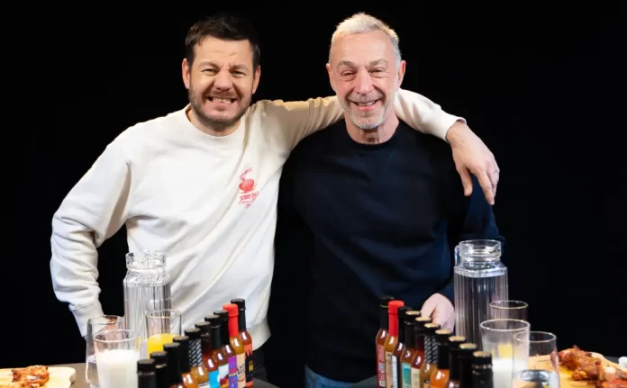 Alessandro Cattelan e Linus nel programma Hot Ones.