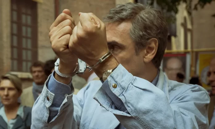 Fabrizio Gifuni nella serie Portobello.