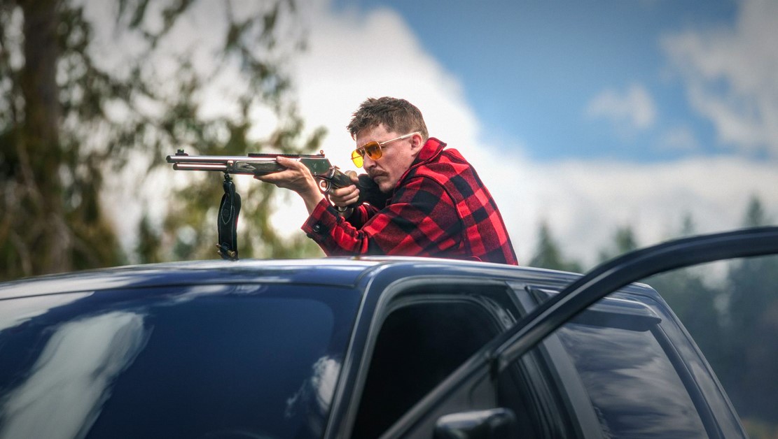 Kyle Gallner in una scena del film Strange Darling.