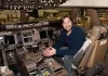 Ruben Östlund seduto in un Boeing 747.