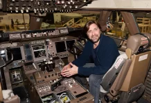 Ruben Östlund seduto in un Boeing 747.
