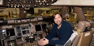 Ruben Östlund seduto in un Boeing 747.