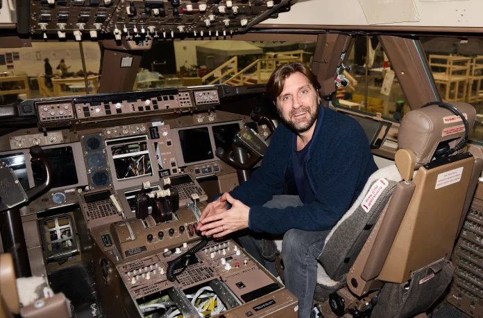 Ruben Östlund seduto in un Boeing 747.