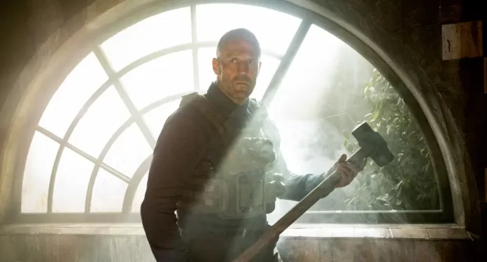 Jason Statham nel film A Working Man.