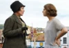 Olivia Colman e Jessie Buckley nel film Cattiverie a domicilio.