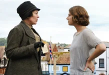 Olivia Colman e Jessie Buckley nel film Cattiverie a domicilio.