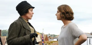 Olivia Colman e Jessie Buckley nel film Cattiverie a domicilio.