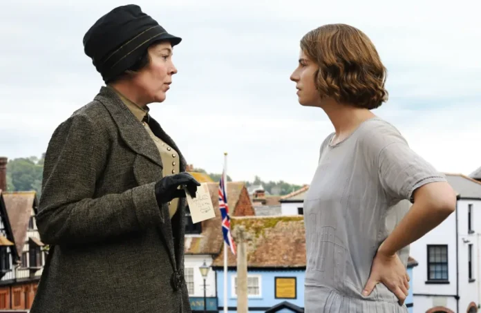 Olivia Colman e Jessie Buckley nel film Cattiverie a domicilio.