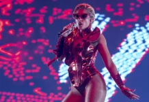 Naomi Scott si esibisce sul palco nel film Smile 2.