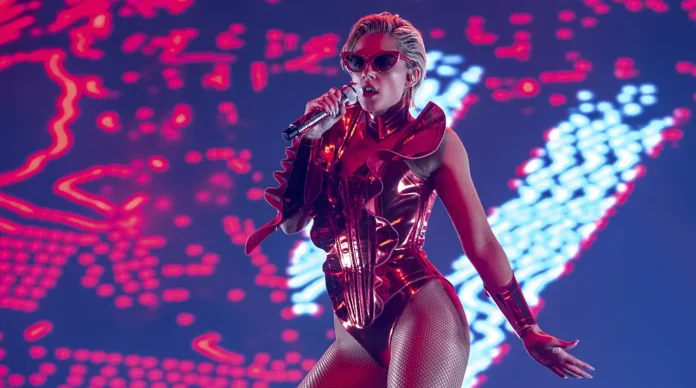 Naomi Scott si esibisce sul palco nel film Smile 2.