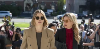 Jessica Biel ed Elizabeth Banks nella serie Sorelle sbagliate.