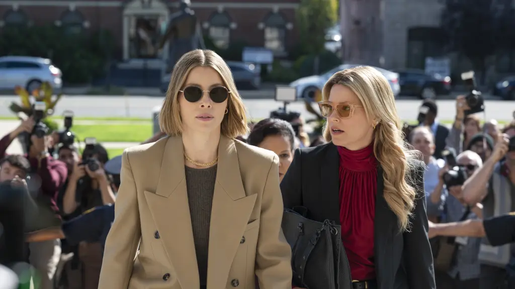 Jessica Biel ed Elizabeth Banks nella serie Sorelle sbagliate.