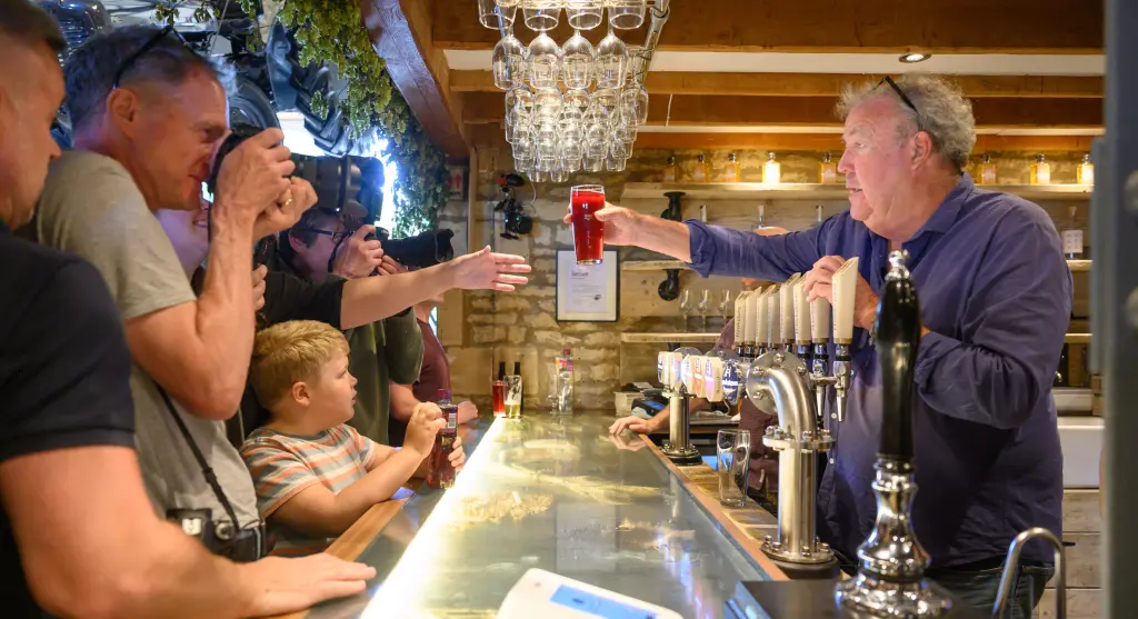 Una immagine della quarta stagione di Clarkson's Farm.