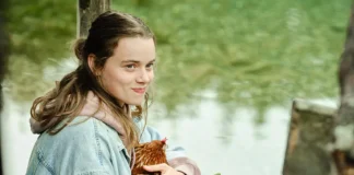 Luna Wedler nel film La fossa delle Marianne.