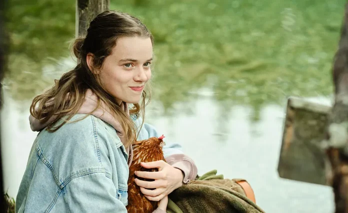 Luna Wedler nel film La fossa delle Marianne.