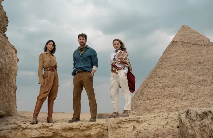 John Krasinski e Natalie Portman nel film Fountain of Youth.