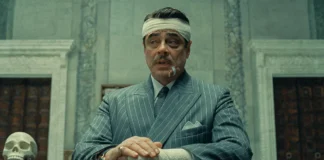 Benicio Del Toro nel film La trama Fenicia.