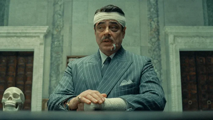 Benicio Del Toro nel film La trama Fenicia.