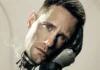 Alexander Skarsgård nella serie TV Murderbot.