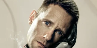 Alexander Skarsgård nella serie TV Murderbot.