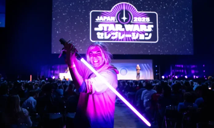 In foto un fan presente a Star Wars Celebration Japan.
