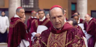 Ralph Fiennes nel film Conclave.