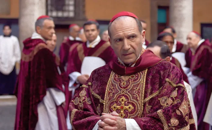 Conclave.sky.cover Ralph Fiennes nel film Conclave.