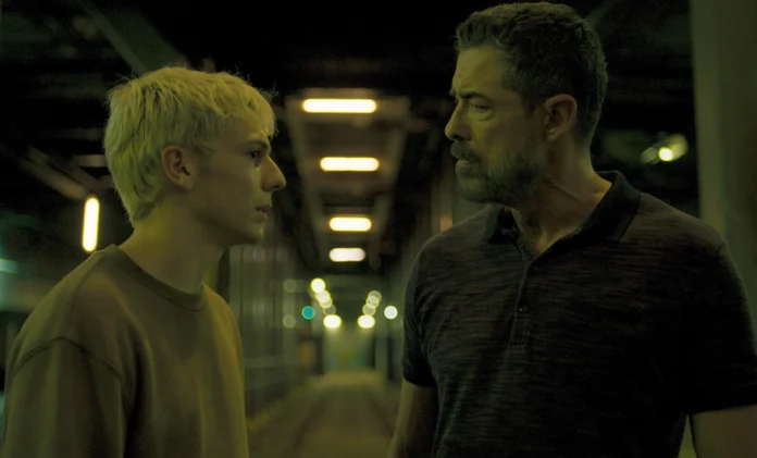 Alessandro Gassmann e Francesco Gheghi nel film Mani nude.