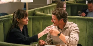 Dakota Johnson e Pedro Pascal nel film Material Love.