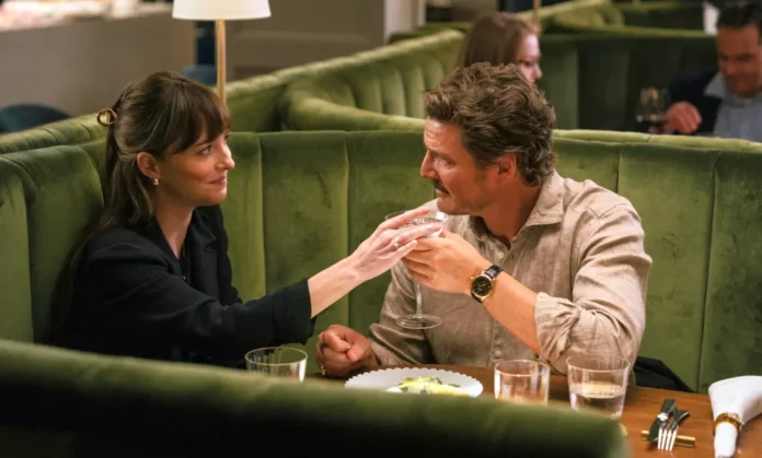 Dakota Johnson e Pedro Pascal nel film Material Love.