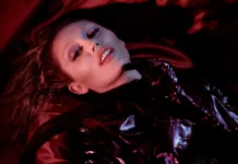 Miley Cyrus nel film Miley Cyrus: Something Beautiful.