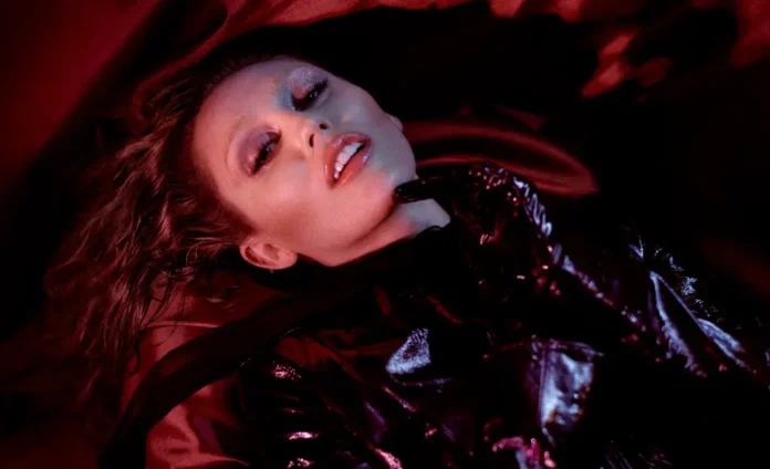 Miley Cyrus nel film Miley Cyrus: Something Beautiful.