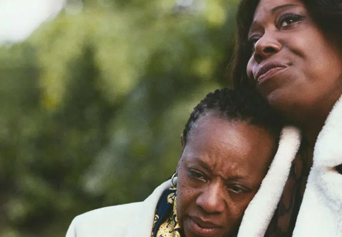 Marianne Jean-Baptiste e Michele Austin nel film Scomode verità.