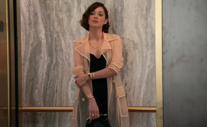 Marion Cotillard nella stagione 4 della serie TV The Morning Show.