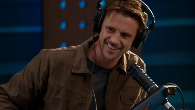 Boyd Holbrook nella stagione 4 della serie TV The Morning Show.
