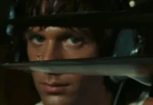 Una scena del film 4 mosche di velluto grigio.