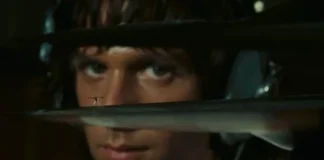 Una scena del film 4 mosche di velluto grigio.
