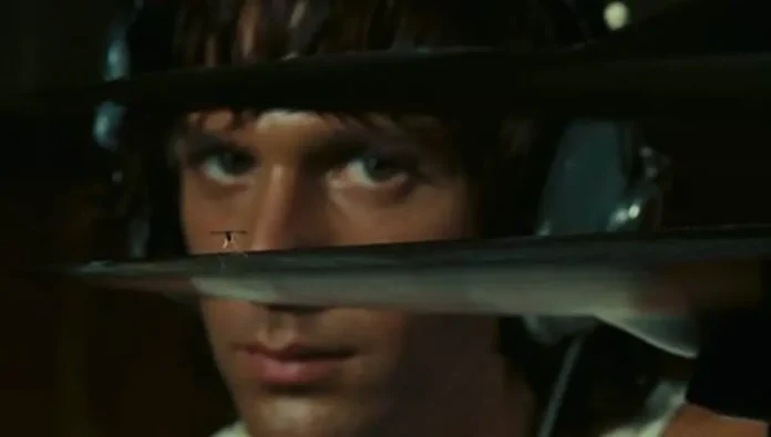 Una scena del film 4 mosche di velluto grigio.