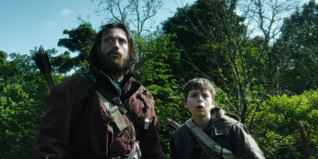 Aaron Taylor‑Johnson e Alfie Williams nel film 28 anni dopo.