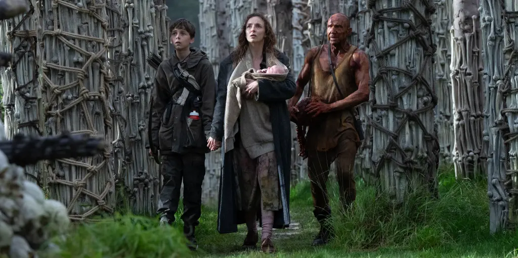 Alfie Williams, Jodie Comer eRalph Fiennes nel film 28 anni dopo.