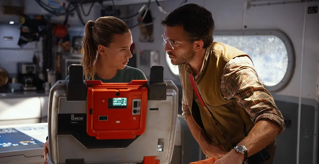 Scarlett Johansson e Jonathan Bailey nel film Jurassic World - Rinascita.
