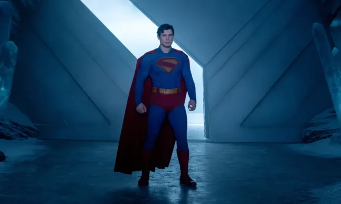 David Corenswet nel film Superman.