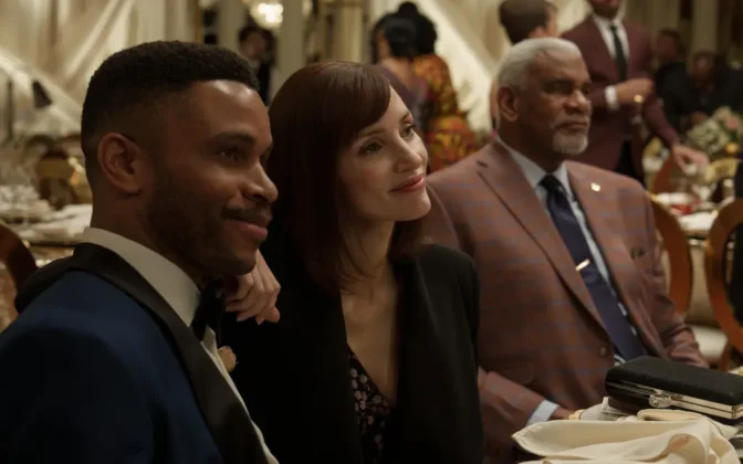 Jessica Chastain e Nnamdi Asomugha nella serie Profilo privato.