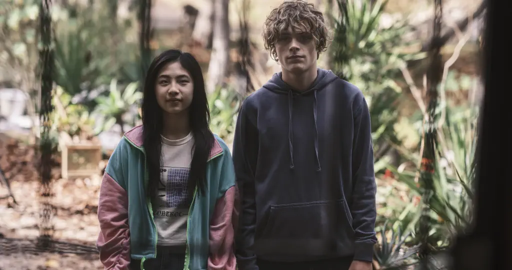 Billy Barratt e Sora Wong nel film Bring Her Back – Torna da me.