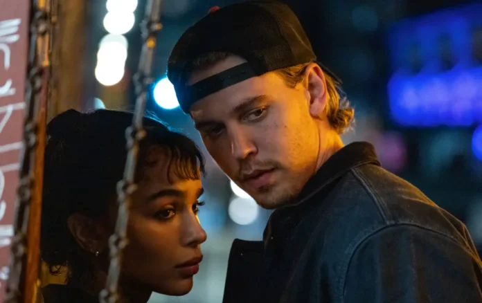 Austin Butler nel film Una scomoda circostanza – Caught Stealing.