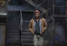 Glen Powell nel film The Running Man.